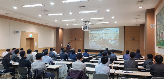 롯데건설 기술직 직원들이 본사 지하 대강당에서 기술연구원 품질혁신 아카데미 교육 중이다. <롯데건설 제공>